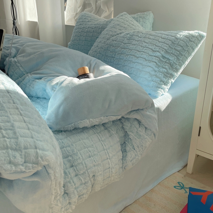 91家纺网 家纺一手货源 找家纺 金爱家 2025新款全消光牛奶绒A类纯色獭兔毛绒立体牛奶绒四件套 天空蓝