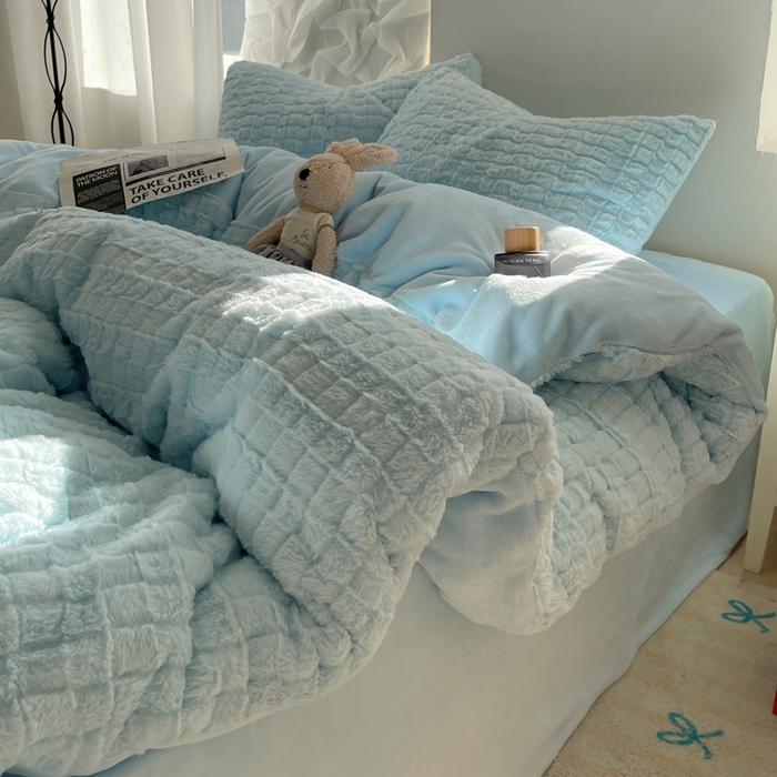 91家纺网 家纺一手货源 找家纺 金爱家 2025新款全消光牛奶绒A类纯色獭兔毛绒立体牛奶绒四件套 天空蓝