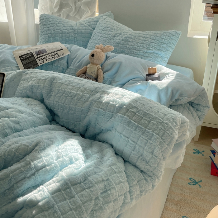 91家纺网 家纺一手货源 找家纺 金爱家 2025新款全消光牛奶绒A类纯色獭兔毛绒立体牛奶绒四件套 天空蓝