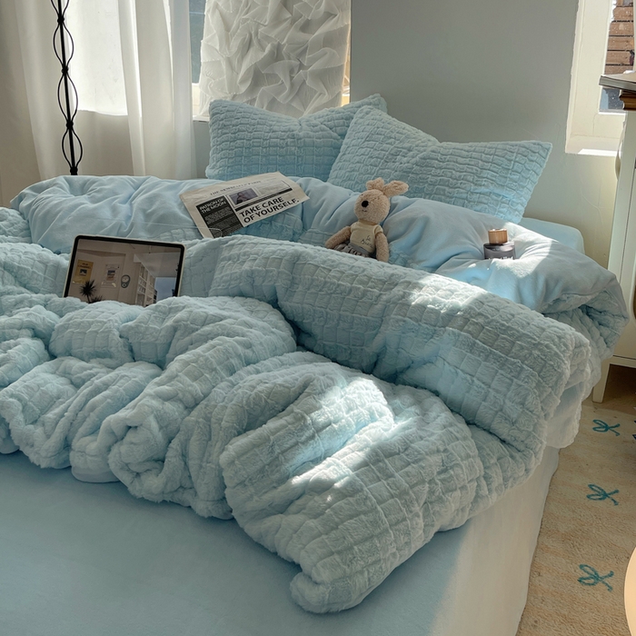 91家纺网 家纺一手货源 找家纺 金爱家 2025新款全消光牛奶绒A类纯色獭兔毛绒立体牛奶绒四件套 天空蓝