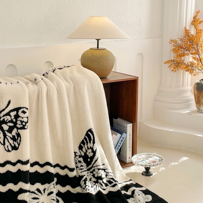 91家纺网 家纺一手货源 找家纺 晚爱家纺（原晚安家居） 2025新款跨境多功能盖毯沙发毯双面印花舒棉绒毛毯 黑蝴蝶