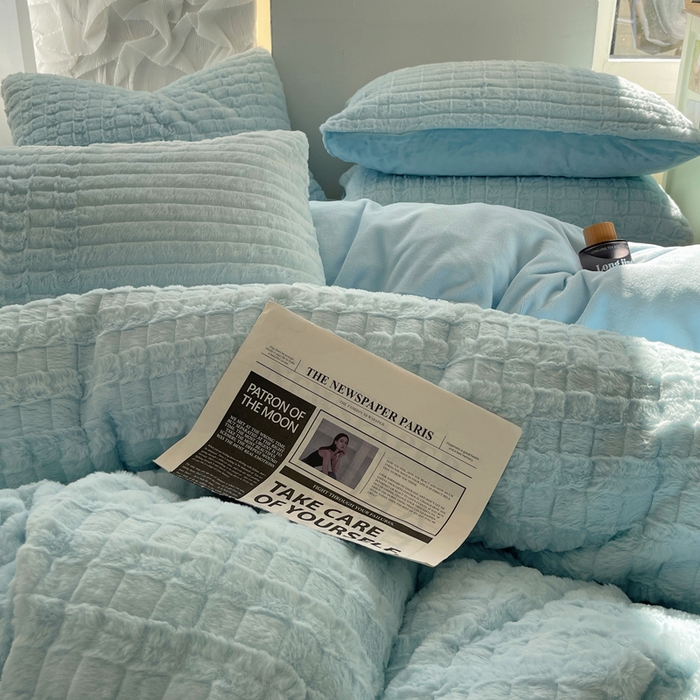 91家纺网 家纺一手货源 找家纺 金爱家 2025新款全消光牛奶绒A类纯色獭兔毛绒立体牛奶绒四件套 天空蓝