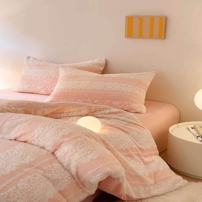 91家纺网 家纺一手货源 找家纺 金爱家 2025新款全消光牛奶绒A类纯色獭兔毛绒立体牛奶绒四件套 兔毛百合花粉色