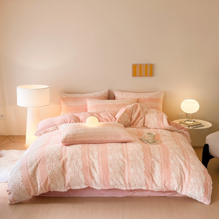 91家纺网 家纺一手货源 找家纺 金爱家 2025新款全消光牛奶绒A类纯色獭兔毛绒立体牛奶绒四件套 兔毛百合花粉色