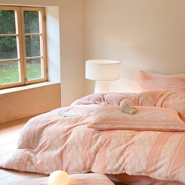 91家纺网 家纺一手货源 找家纺 金爱家 2025新款全消光牛奶绒A类纯色獭兔毛绒立体牛奶绒四件套 兔毛百合花粉色