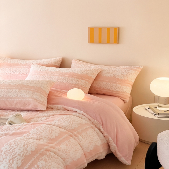 91家纺网 家纺一手货源 找家纺 金爱家 2025新款全消光牛奶绒A类纯色獭兔毛绒立体牛奶绒四件套 兔毛百合花粉色