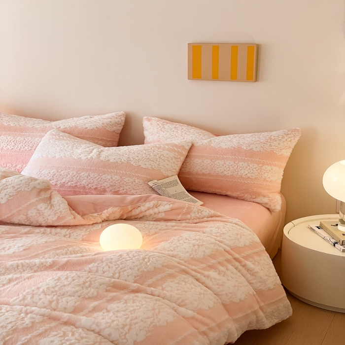 91家纺网 家纺一手货源 找家纺 金爱家 2025新款全消光牛奶绒A类纯色獭兔毛绒立体牛奶绒四件套 兔毛百合花粉色