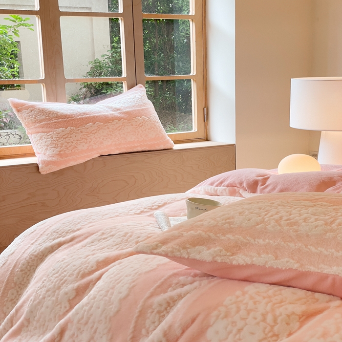 91家纺网 家纺一手货源 找家纺 金爱家 2025新款全消光牛奶绒A类纯色獭兔毛绒立体牛奶绒四件套 兔毛百合花粉色