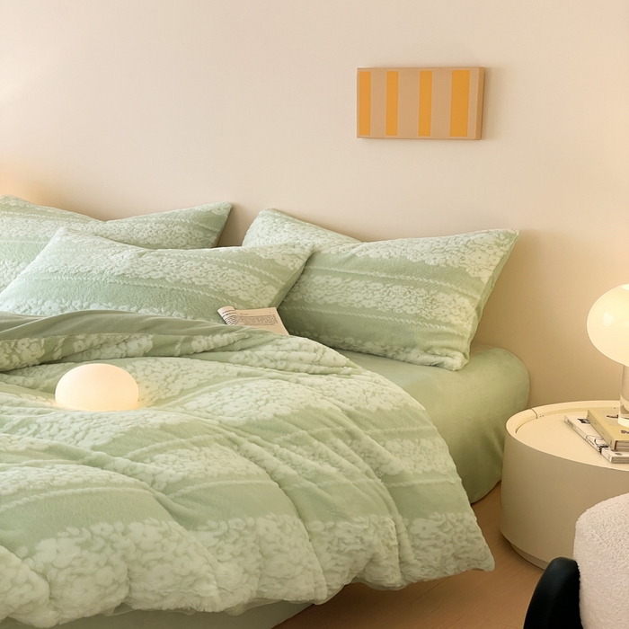 91家纺网 家纺一手货源 找家纺 金爱家 2025新款全消光牛奶绒A类纯色獭兔毛绒立体牛奶绒四件套 兔毛百合花绿色