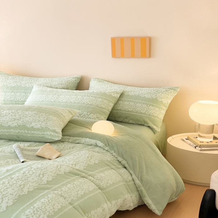 91家纺网 家纺一手货源 找家纺 金爱家 2025新款全消光牛奶绒A类纯色獭兔毛绒立体牛奶绒四件套 兔毛百合花绿色