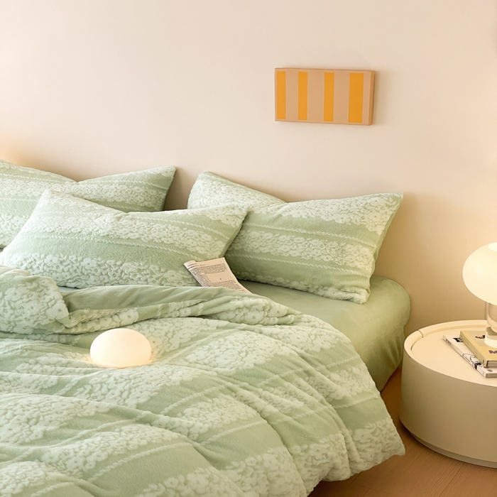 91家纺网 家纺一手货源 找家纺 金爱家 2025新款全消光牛奶绒A类纯色獭兔毛绒立体牛奶绒四件套 兔毛百合花绿色