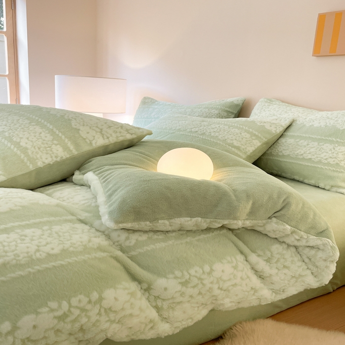 91家纺网 家纺一手货源 找家纺 金爱家 2025新款全消光牛奶绒A类纯色獭兔毛绒立体牛奶绒四件套 兔毛百合花绿色