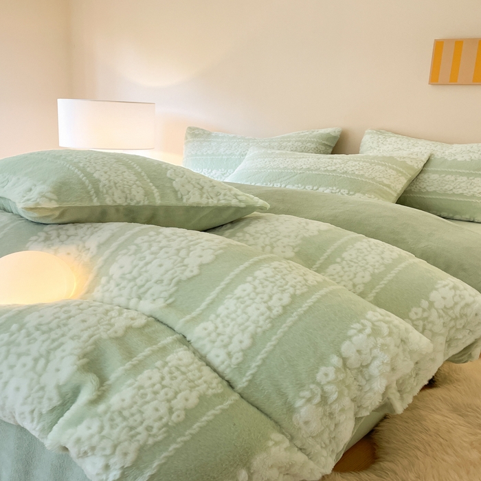 91家纺网 家纺一手货源 找家纺 金爱家 2025新款全消光牛奶绒A类纯色獭兔毛绒立体牛奶绒四件套 兔毛百合花绿色