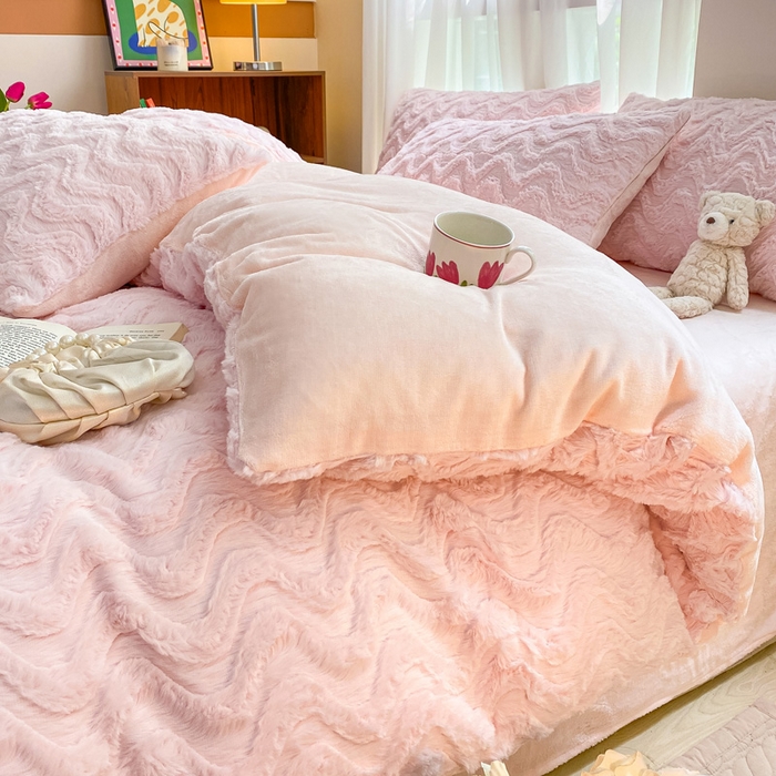 91家纺网 家纺一手货源 找家纺 金爱家 2025新款全消光牛奶绒A类纯色獭兔毛绒立体牛奶绒四件套 兔毛波浪粉