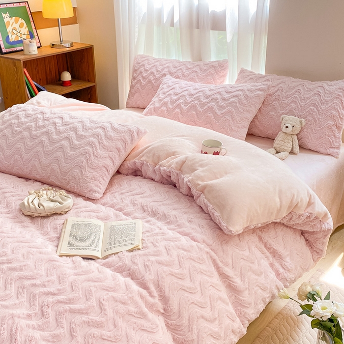 91家纺网 家纺一手货源 找家纺 金爱家 2025新款全消光牛奶绒A类纯色獭兔毛绒立体牛奶绒四件套 兔毛波浪粉