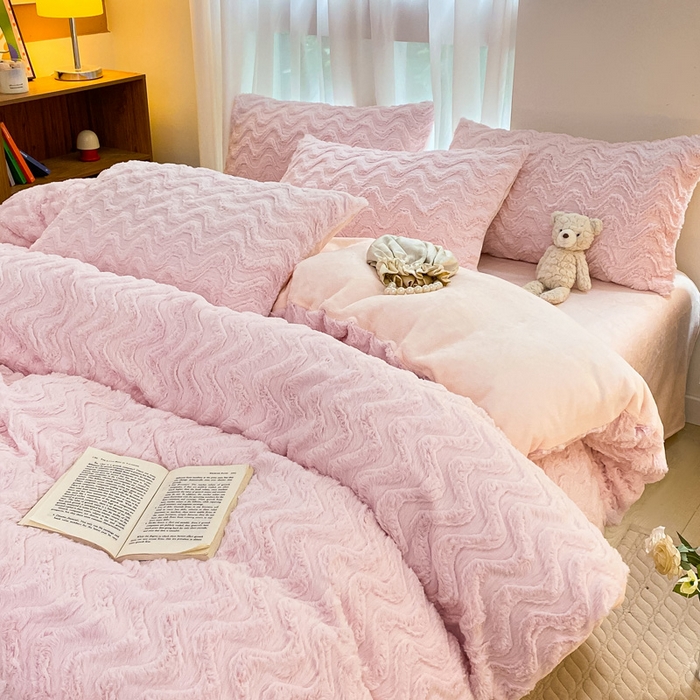 91家纺网 家纺一手货源 找家纺 金爱家 2025新款全消光牛奶绒A类纯色獭兔毛绒立体牛奶绒四件套 兔毛波浪粉