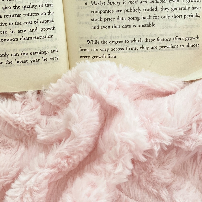 91家纺网 家纺一手货源 找家纺 金爱家 2025新款全消光牛奶绒A类纯色獭兔毛绒立体牛奶绒四件套 兔毛波浪粉