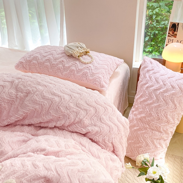 91家纺网 家纺一手货源 找家纺 金爱家 2025新款全消光牛奶绒A类纯色獭兔毛绒立体牛奶绒四件套 兔毛波浪粉