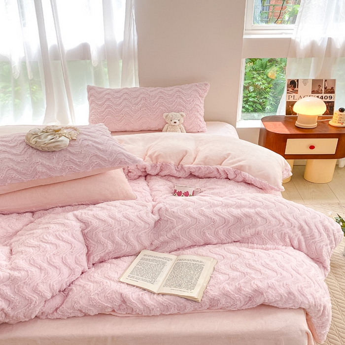 91家纺网 家纺一手货源 找家纺 金爱家 2025新款全消光牛奶绒A类纯色獭兔毛绒立体牛奶绒四件套 兔毛波浪粉