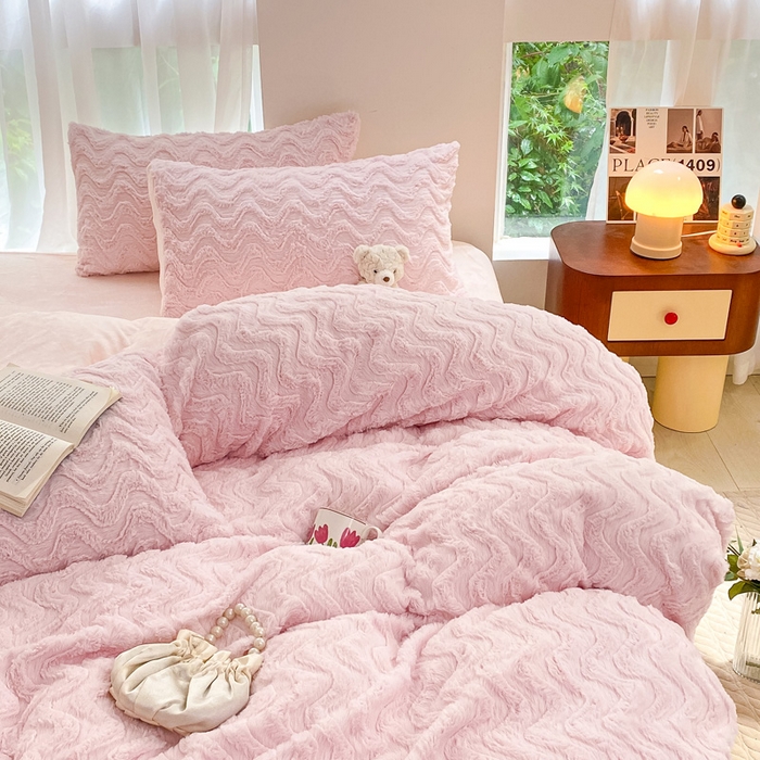 91家纺网 家纺一手货源 找家纺 金爱家 2025新款全消光牛奶绒A类纯色獭兔毛绒立体牛奶绒四件套 兔毛波浪粉