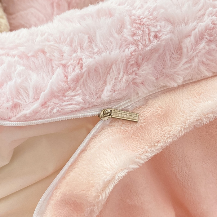 91家纺网 家纺一手货源 找家纺 金爱家 2025新款全消光牛奶绒A类纯色獭兔毛绒立体牛奶绒四件套 兔毛波浪粉