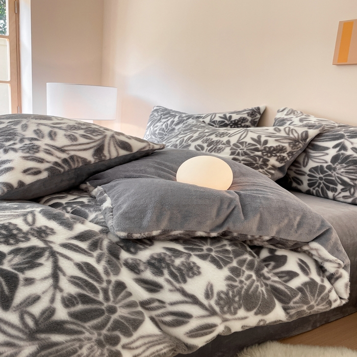 91家纺网 家纺一手货源 找家纺 金爱家 2025新款全消光牛奶绒A类纯色獭兔毛绒立体牛奶绒四件套 兔毛繁花灰色