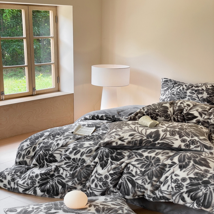 91家纺网 家纺一手货源 找家纺 金爱家 2025新款全消光牛奶绒A类纯色獭兔毛绒立体牛奶绒四件套 兔毛繁花灰色