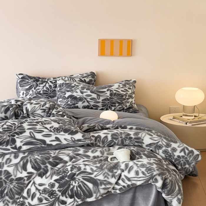 91家纺网 家纺一手货源 找家纺 金爱家 2025新款全消光牛奶绒A类纯色獭兔毛绒立体牛奶绒四件套 兔毛繁花灰色