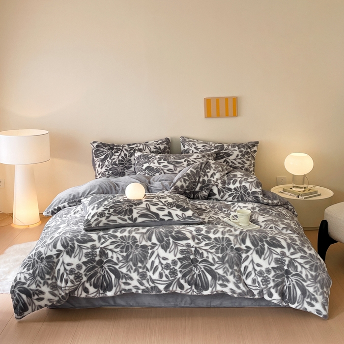 91家纺网 家纺一手货源 找家纺 金爱家 2025新款全消光牛奶绒A类纯色獭兔毛绒立体牛奶绒四件套 兔毛繁花灰色