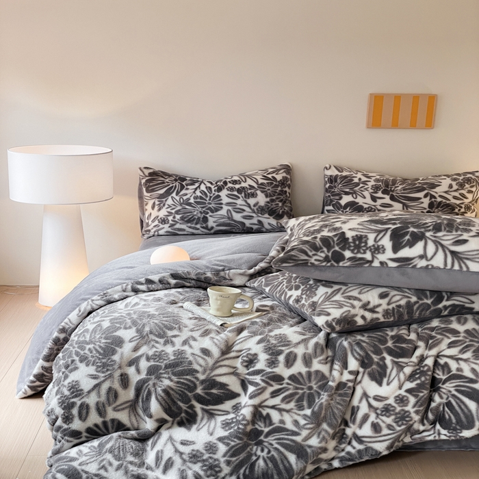 91家纺网 家纺一手货源 找家纺 金爱家 2025新款全消光牛奶绒A类纯色獭兔毛绒立体牛奶绒四件套 兔毛繁花灰色