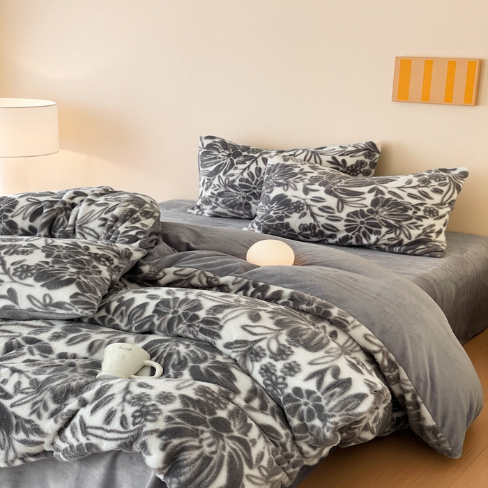 91家纺网 家纺一手货源 找家纺 金爱家 2025新款全消光牛奶绒A类纯色獭兔毛绒立体牛奶绒四件套 兔毛繁花灰色