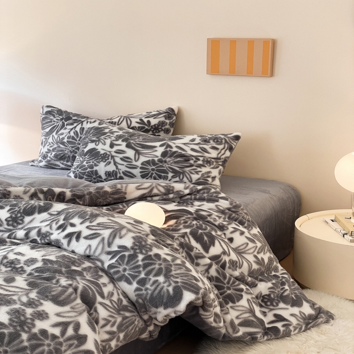 91家纺网 家纺一手货源 找家纺 金爱家 2025新款全消光牛奶绒A类纯色獭兔毛绒立体牛奶绒四件套 兔毛繁花灰色