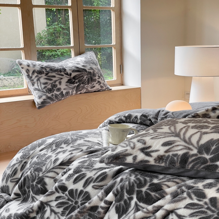 91家纺网 家纺一手货源 找家纺 金爱家 2025新款全消光牛奶绒A类纯色獭兔毛绒立体牛奶绒四件套 兔毛繁花灰色