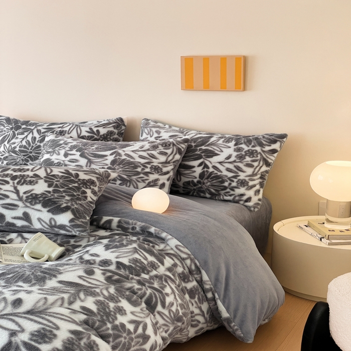 91家纺网 家纺一手货源 找家纺 金爱家 2025新款全消光牛奶绒A类纯色獭兔毛绒立体牛奶绒四件套 兔毛繁花灰色