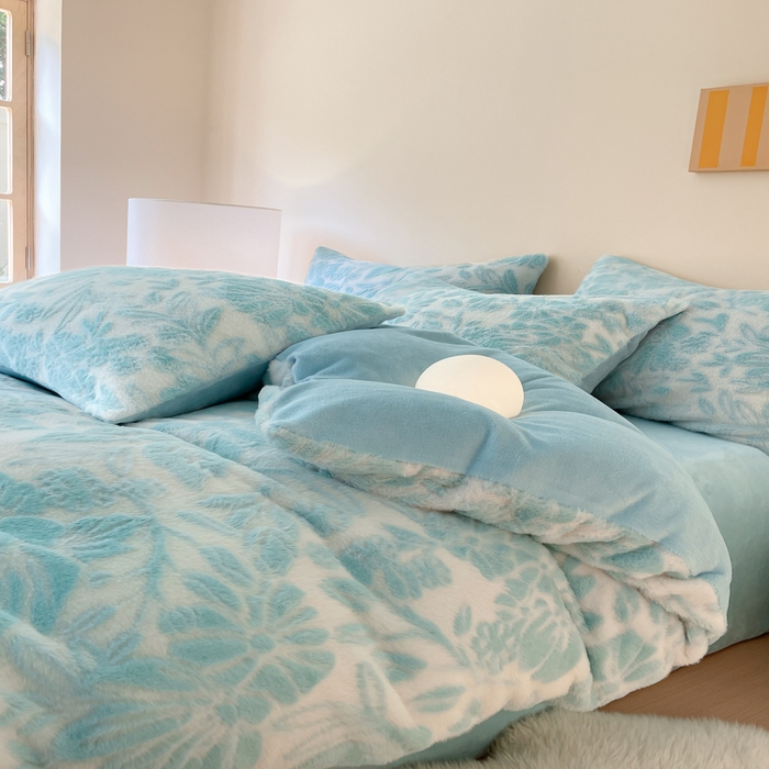 91家纺网 家纺一手货源 找家纺 金爱家 2025新款全消光牛奶绒A类纯色獭兔毛绒立体牛奶绒四件套 兔毛繁花绿色