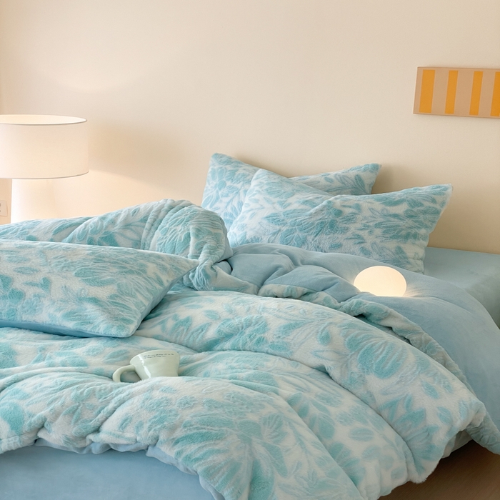 91家纺网 家纺一手货源 找家纺 金爱家 2025新款全消光牛奶绒A类纯色獭兔毛绒立体牛奶绒四件套 兔毛繁花绿色