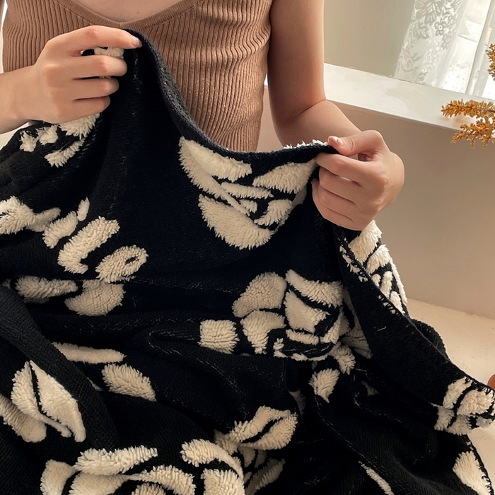 91家纺网 家纺一手货源 找家纺 晚爱家纺（原晚安家居） 2025新款跨境多功能盖毯沙发毯双面印花舒棉绒毛毯 山茶花