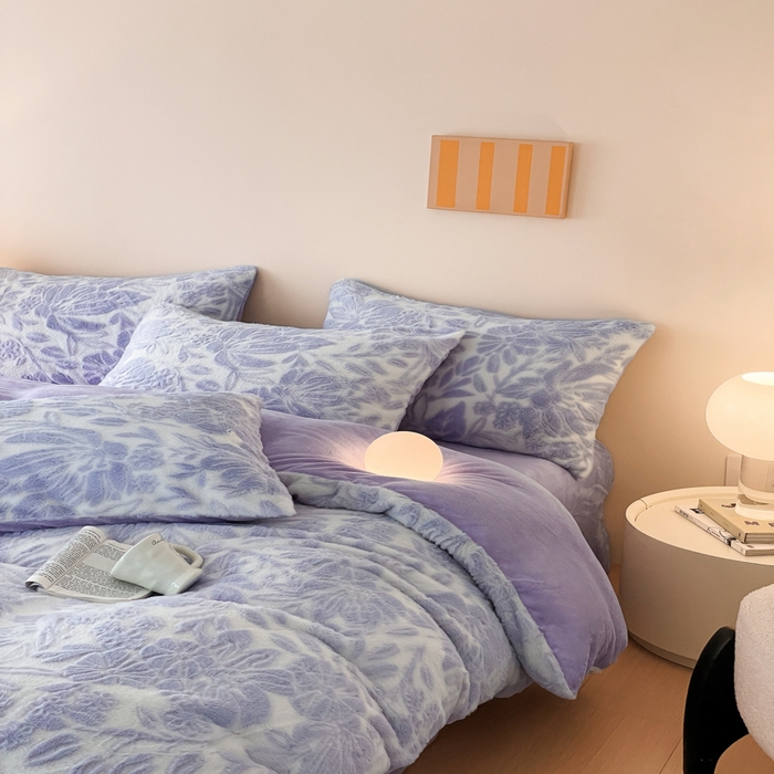 91家纺网 家纺一手货源 找家纺 金爱家 2025新款全消光牛奶绒A类纯色獭兔毛绒立体牛奶绒四件套 兔毛繁花紫色