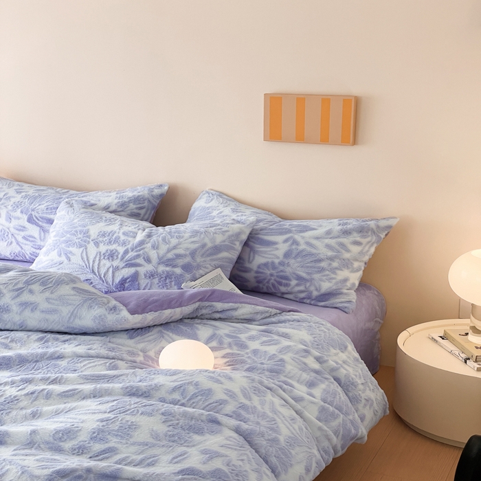 91家纺网 家纺一手货源 找家纺 金爱家 2025新款全消光牛奶绒A类纯色獭兔毛绒立体牛奶绒四件套 兔毛繁花紫色