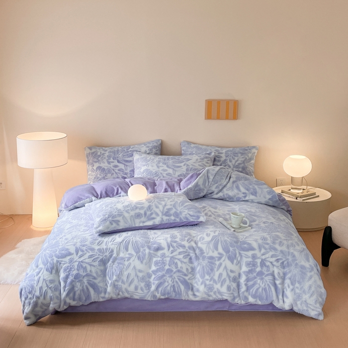 91家纺网 家纺一手货源 找家纺 金爱家 2025新款全消光牛奶绒A类纯色獭兔毛绒立体牛奶绒四件套 兔毛繁花紫色