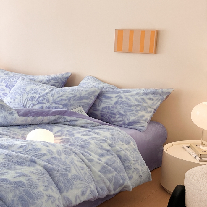 91家纺网 家纺一手货源 找家纺 金爱家 2025新款全消光牛奶绒A类纯色獭兔毛绒立体牛奶绒四件套 兔毛繁花紫色