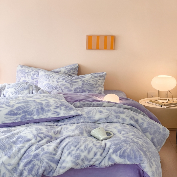 91家纺网 家纺一手货源 找家纺 金爱家 2025新款全消光牛奶绒A类纯色獭兔毛绒立体牛奶绒四件套 兔毛繁花紫色