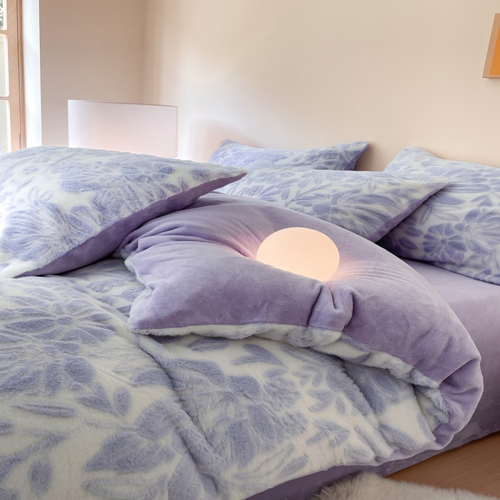 91家纺网 家纺一手货源 找家纺 金爱家 2025新款全消光牛奶绒A类纯色獭兔毛绒立体牛奶绒四件套 兔毛繁花紫色