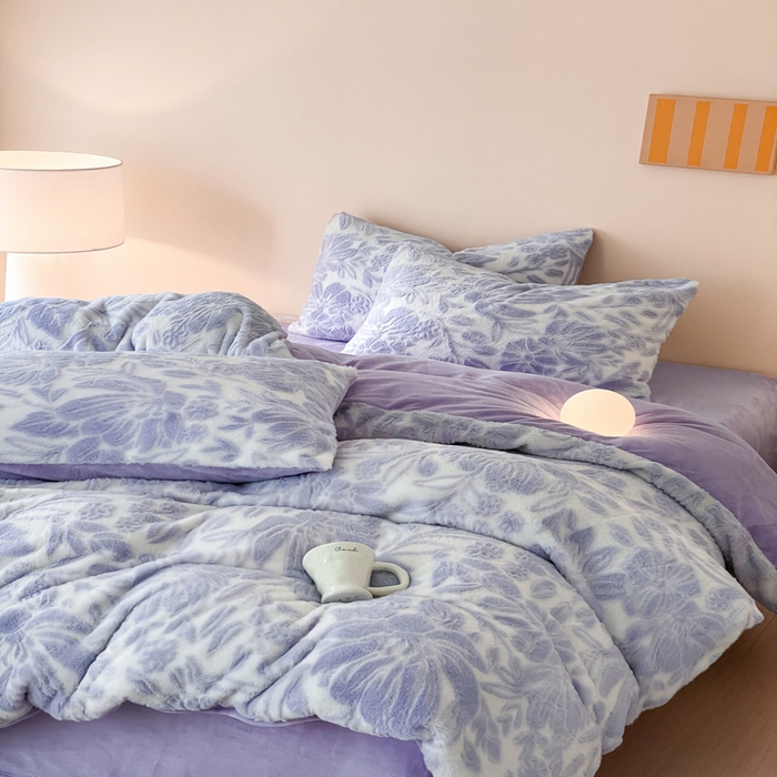 91家纺网 家纺一手货源 找家纺 金爱家 2025新款全消光牛奶绒A类纯色獭兔毛绒立体牛奶绒四件套 兔毛繁花紫色