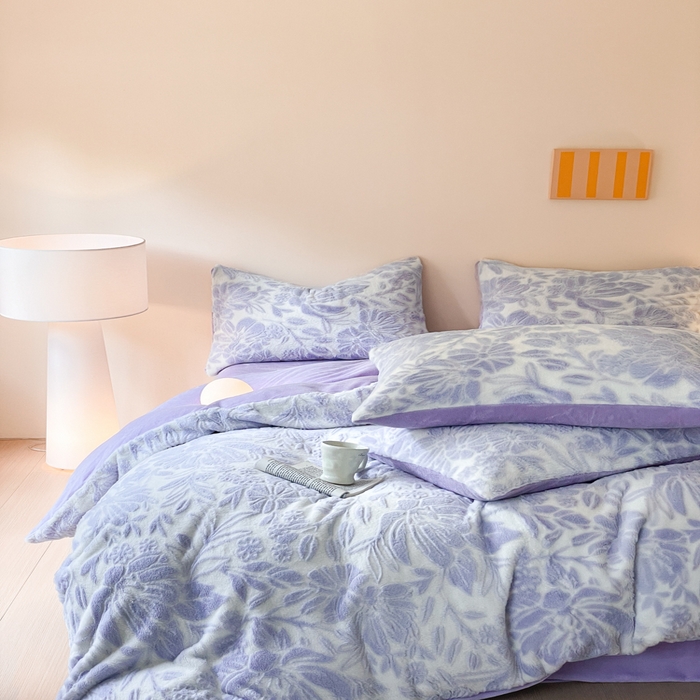 91家纺网 家纺一手货源 找家纺 金爱家 2025新款全消光牛奶绒A类纯色獭兔毛绒立体牛奶绒四件套 兔毛繁花紫色