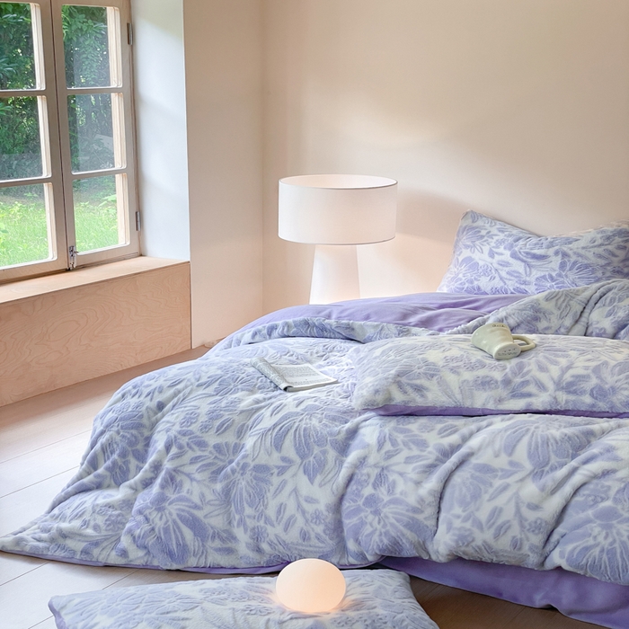 91家纺网 家纺一手货源 找家纺 金爱家 2025新款全消光牛奶绒A类纯色獭兔毛绒立体牛奶绒四件套 兔毛繁花紫色