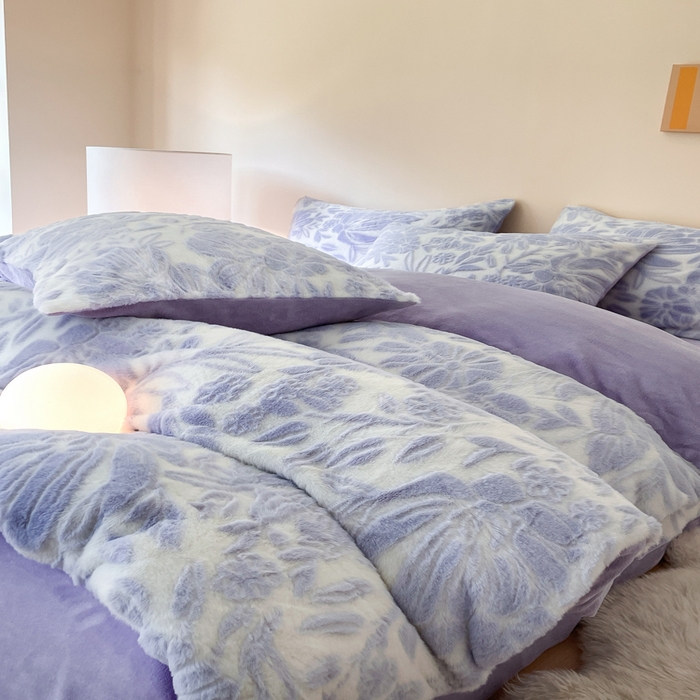 91家纺网 家纺一手货源 找家纺 金爱家 2025新款全消光牛奶绒A类纯色獭兔毛绒立体牛奶绒四件套 兔毛繁花紫色