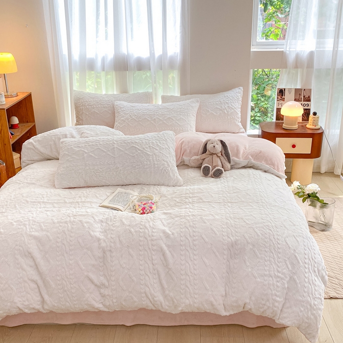 91家纺网 家纺一手货源 找家纺 金爱家 2025新款全消光牛奶绒A类纯色獭兔毛绒立体牛奶绒四件套 兔毛菱格粉