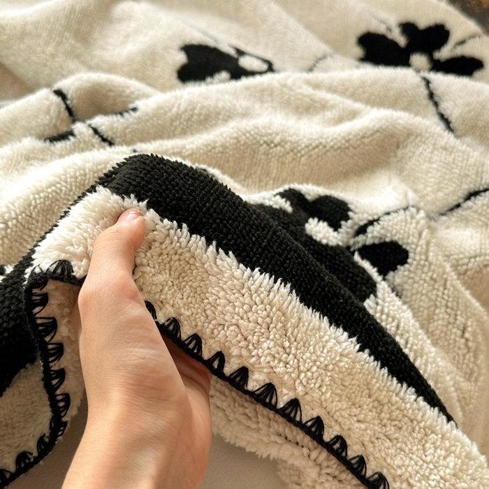 91家纺网 家纺一手货源 找家纺 晚爱家纺（原晚安家居） 2025新款跨境多功能盖毯沙发毯双面印花舒棉绒毛毯 四叶草