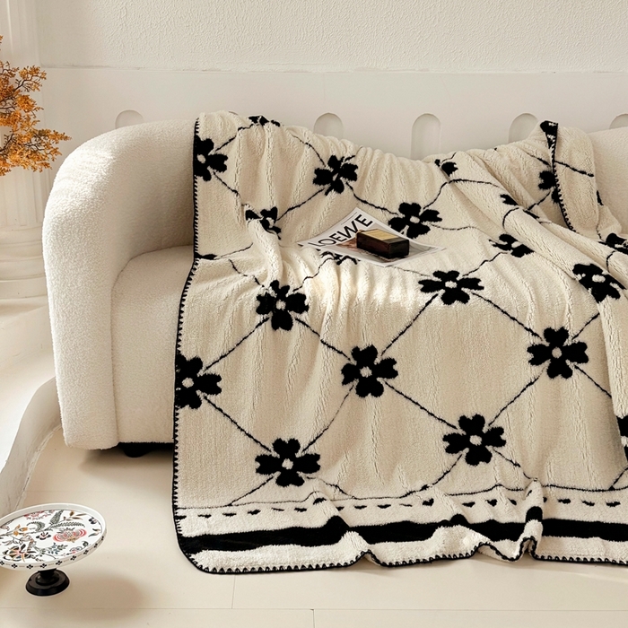 91家纺网 家纺一手货源 找家纺 晚爱家纺（原晚安家居） 2025新款跨境多功能盖毯沙发毯双面印花舒棉绒毛毯 四叶草